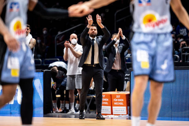 他一直是媒 他一直是媒